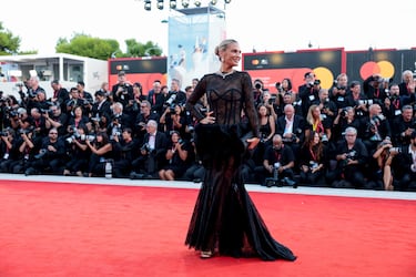 Molly Sims posa en la alfombra roja para la proyección de la película "Frankenstein" en competencia, en el 82º Festival Internacional de Cine de Venecia.