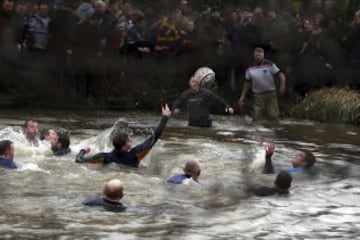En Ashbourne se celebra todos los a?os el tradicional partido de f¨²tbol medieval ingl¨¦s en el que la mitad del pueblo intenta llevar el bal¨®n (relleno de corcho para poder flotar) hasta el molino del equipo rival para anotar. S¨®lo una persona tiene el privilegio de marcar por cada equipo.