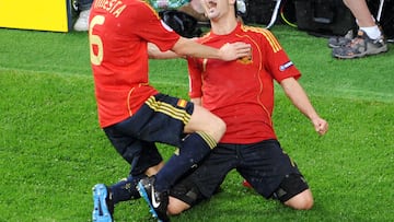 Iniesta y Villa celebran el gol del delantero a Rusia en 2008.