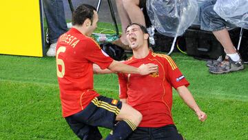 Iniesta y Villa celebran el gol del delantero a Rusia en 2008.