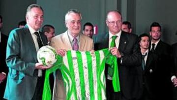 El presidente de la Junta de Andalucía recibe al Betis
