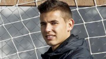 Lucas posa para AS en la ciudad deportiva.