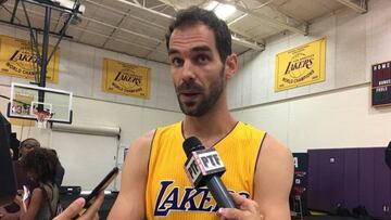 Calderón atiende a la prensa de Los Ángeles.