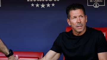 MADRID, 23/08/2025.- El entrenador del Atlético de Madrid, Diego Simeone, antes del partido de fútbol de LaLiga EA Sports que Atlético de Madrid y Elche CF disputan este sábado en el estadio Metropolitano. EFE/Mariscal