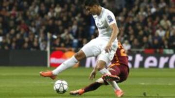 Casemiro peleando por el balón con El Shaarawy durante el partido.