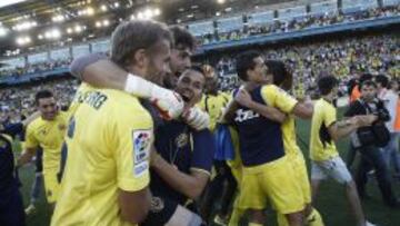 Los jugadores del Villarreal celebran el ascenso.