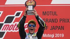 Motegi (Japan), 19/10/2019.- Italian Moto3 rider Lorenzo Dalla Porta of Leopard Racing Team celebrates with the trophy after winning the Moto3 Japanese Grand Prix at Twin Ring Motegi in Motegi, Tochigi Prefecture, north of Tokyo, 20 October 2019. (Motociclismo, Ciclismo, Jap&oacute;n, Tokio) EFE/EPA/TORU HANAI