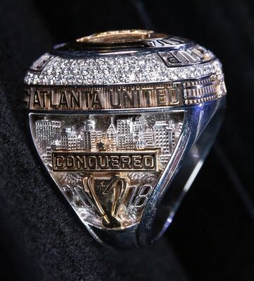 La plantilla rojinegra se hizo acreedora a esta especial distinción, y así es como lucen los anillos