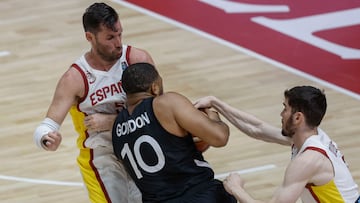 Rudy Fernández y Darío Brizuela, jugadores de la Selección, tratan de frenar al bahameño-estadounidense Eric Gordon.