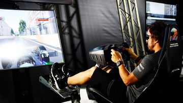 Fernando Alonso jugando al videojuego de F&oacute;rmula 1.