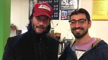 Keanu Reeves ejerce de guía turístico y líder tras un aterrizaje de emergencia.
