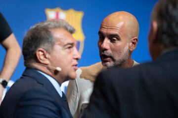 Joan Laporta, Pep Guardiola y Juan Carlos Unzué han presentado esta mañana el partido benéfico contra la ELA que disputarán el Barcelona y el Manchester City. 

