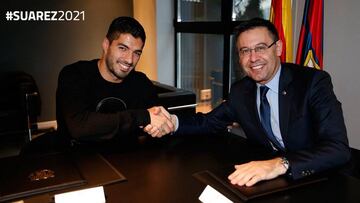 Luis Suárez firma su nuevo contrato con el Barcelona