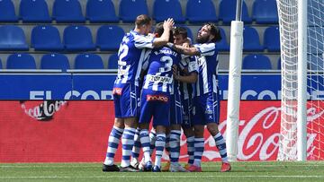 VITORIA-GASTEIZ, SPAIN - MAY 08: Pere Pons of Deportivo Alaves celebrates after scoring their team's first goal with his team mates during the La Liga Santander match between Deportivo Alavés and Levante UD at Estadio de Mendizorroza on May 0