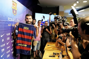 Al igual que Aleix Vidal, Arda Turan llega a un acuerdo en junio de 2015 con el Barcelona, pero debido a la sanción FIFA que le impusieron al Barça, ambas partes saben que será un refuerzo de invierno porque no podrá jugar hasta enero de 2016