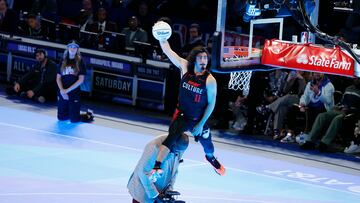 Indianapolis (United States), 18/02/2024.- Miami Heat player Jaime Jaquez Jr. dunks over Shaquille O'Neal during the Slam Dunk competition during the NBA All-Star 2024 State Farm All-Star Saturday Night at Lucas Oil Stadium in Indianapolis, Indiana, USA, 17 February 2024. (Baloncesto) EFE/EPA/BRIAN SPURLOCK SHUTTERSTOCK OUT
