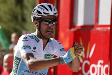 -El ciclista italiano del equipo Astana, Fabio Aru muestra su alegría a su llegada a la meta tras colocarse líder despues de la vigésima etapa de la Vuelta Ciclista a España con comienzo en la localidad de San Lorenzo del Escorial y término en Cerdedilla, con un recorrido de 175,8 kilómetros. 