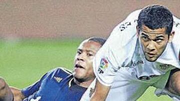 <b>¿DESPEDIDA?. </b>Daniel Alves pugna por un balón con Julio Baptista en el suelo en lo que puede ser su adiós como jugador del Sevilla.