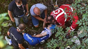 Remco Evenepoel es atendido tras su grave caída en el Giro de Lombardía 2020.
