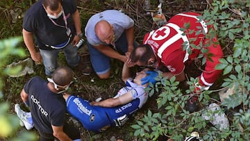 Remco Evenepoel es atendido tras su grave ca&iacute;da en el Giro de Lombard&iacute;a 2020.