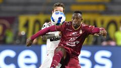 Brazil's Flamengo Leo Pereira (L) and Colombia's Deportes Tolima Juan Caicedo vie for the ball during their Copa Libertadores football tournament round of sixteen first leg match, at the Manuel Murillo Toro stadium in Ibague, Colombia, on June 29, 2022. (Photo by Daniel MUNOZ / AFP)