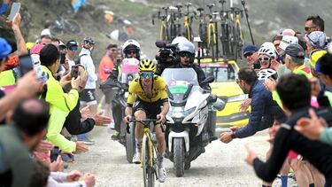 Simon Yates sube en solitario el Colle delle Finestre.