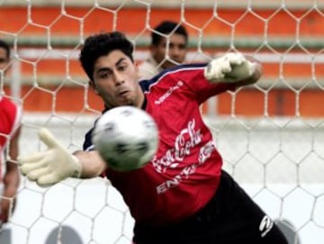 Johnny Herrera es titular indiscutido en la Universidad de Chile y suplente de Claudio Bravo en la selección chilena. Ganó la Copa América 2015.