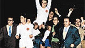 <b>REYES DEL MUNDO</B>. Zárraga, con la Copa, es levantado a hombros por Herrera y Domínguez.