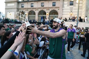 El Unicaja de Málaga celebra su segundo título de la BCL (Basketball Champions League) en La Parroquia, Basílica y Real Santuario de Santa María de la Victoria y de la Merced.