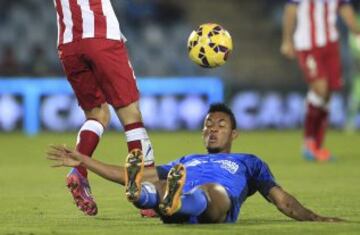 El centrocampista colombiano del Getafe, Fredy Hinestroza, durante el partido de la novena jornada de liga de Primera División, que disputan esta noche frente al At. de Madrid en el Coliseum Alfonso Pérez de Getafe. 