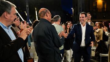 El candidato a Lehendakari y cabeza de lista por Bizkaia, Imanol Pradales, saluda durante el arranque de la campaña electoral del PNV, en la Plaza de la Virgen Blanca, a 4 de abril de 2024, en Vitoria-Gasteiz, Álava, País Vasco (España). Después de tres legislaturas, Iñigo Urkullu no se presenta en 2024 con el Partido Nacionalista Vasco a las elecciones del domingo 21 de abril. El partido ha renovado el rostro de su candidatura a lehendakari, con Imanol Pradales al frente.
04 ABRIL 2024;ELECCIONES VASCAS;MITIN;ACTO;EUSKADI;CAMPAÑA;ELECCIONES;21A;PNV;
Iñaki Berasaluce / Europa Press
04/04/2024