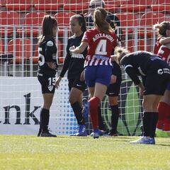 Hat-trick de Jenni Hermoso para ganar al Málaga y seguir líderes