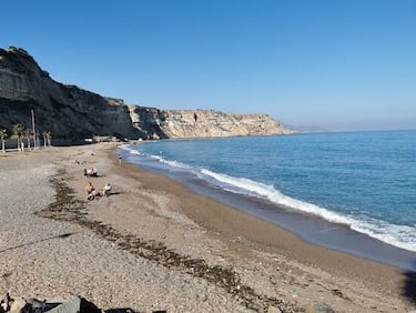
De reciente creación, esta playa de mar abierto tiene oleaje moderado y todos los servicios. Es la única playa de Melilla que permite mascotas. Además, alberga ejemplares de Patella Ferruginea, una lapa en peligro de extinción.