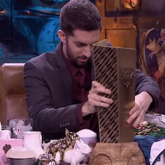 David Broncano rompe su taza más preciada al poner un trofeo de Jonathan Paredes