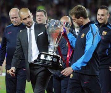 Pep Guardiola y Tito Vilanova con el trofeo de Liga ganado en 2011.