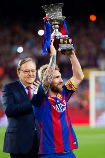 El capitán del FC Barcelona Leo Messi levanta el trofeo tras vencer por 3-0 al Sevilla FC en el partido de vuelta de la Supercopa de España 