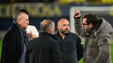 VILLARREAL (CASTELLÓN), 03/03/2025.- El presidente del Villarreal Fernando Roig Alfonso (i) habla con su hijo Fernando (d) y con el entrenador del RCD Espanyol José Manuel González (2d) tras conocer la suspensión del partido Villarreal-Espanyol. Con motivo de las recomendaciones de seguridad por el riesgo de inundaciones como consecuencia de la actual DANA que se sitúa en Castellón, les informamos que el Juez de Competiciones Profesionales ha decidido el aplazamiento del partido de la jornada 26 de Primera División entre el Villarreal CF y el RCD Espanyol de Barcelona. EFE/Andreu Esteban