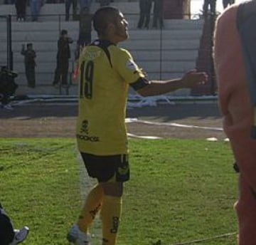 Felipe Flores Quijada debutó en Deportes La Serena en 1995. Consiguió un ascenso y se mantuvo ahí hasta 1999. En el 2003 volvió y fue figura del club tras conseguir otro ascenso, pero esa historia se quebró cuando en el 2007 emigró al clásico rival: Coquimbo Unido. 