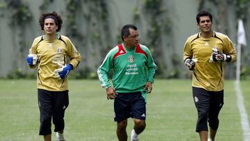 Guillermo Ochoa y Oswaldo S&aacute;nchez durante un entrenamiento con el Tri