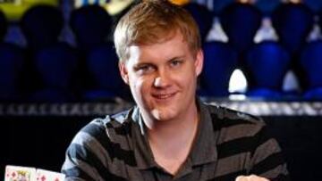 Ebanks sonriente con más de un millón de dólares en el bolsillo en las WSOP.