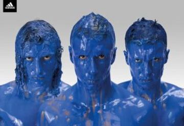 Los protagonistas del spot tuvieron que te&ntilde;ir sus cuerpos con pintura azul, del color del conjunto londinense.