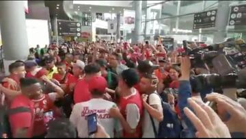 Hinchas reciben a Santa Fe