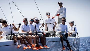 El Aifos, con Felipe VI a la caña, en la bahía de Palma.