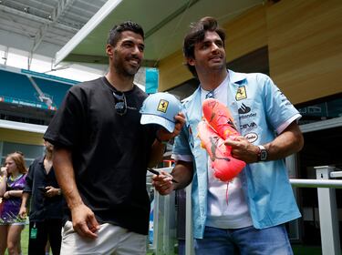 Luis Suárez con Carlos Sainz.