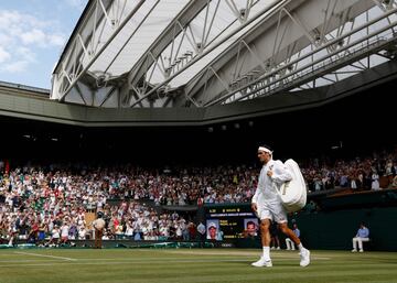 El tenista suizo llegando a la pista central del All Englanc Club de Wimbledon.

