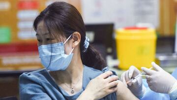 This photo taken on June 20, 2021 shows a woman receiving the Sinovac Covid-19 coronavirus vaccine in Hangzhou, in China&#039;s eastern Zhejiang province. (Photo by STR / AFP) / China OUT