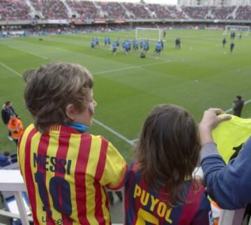 Una aficionada del Real Madrid en el entrenamiento del Barça