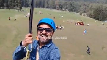 Surrealista a más no poder: va en tirolina y capta el ataque terrorista en India sin darse cuenta