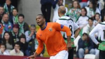 <b>BRUTAL. </b>Julio Baptista, al poco de marcar su golazo al Racing de Santander.