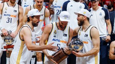 Llull, Rudy y Sergio Rodríguez, con el trofeo de campeones.
